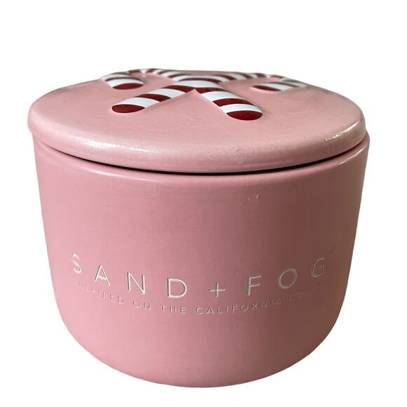 Sand & Fog Crushed Candy Cane Scented Christmas Candle with Holiday Lid 150z New - Picture 6 of 16